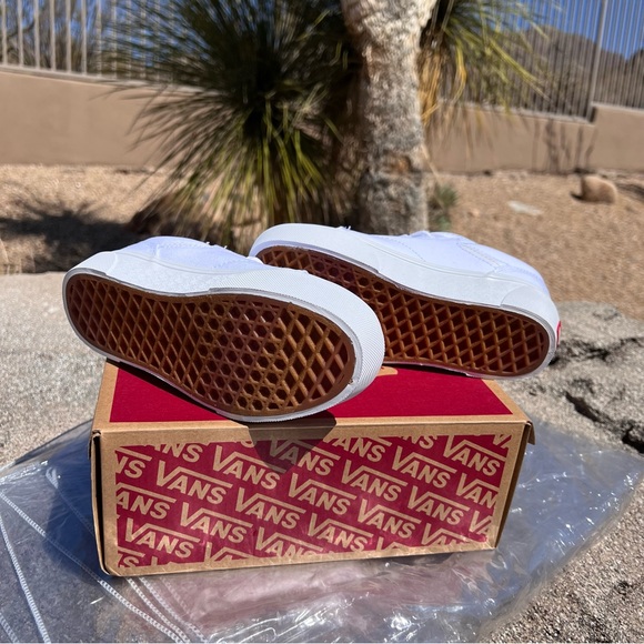 ⬇️VANS NWT Kids Canvas Sneakers Size US MISSY 2.0 White W/Black Seldan Platform - Picture 3 of 8